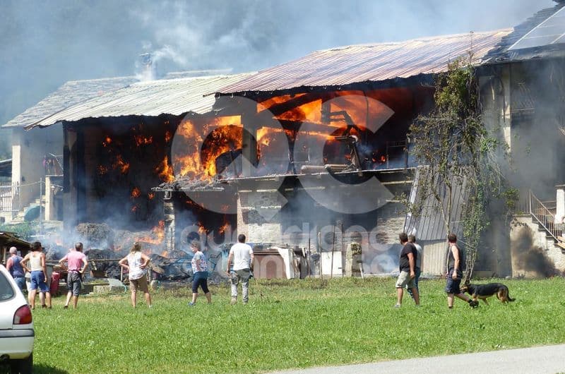 TRAVERSELLA-VALCHIUSA - Furioso incendio devasta un'azienda agricola: intervento dei vigili del fuoco - FOTO