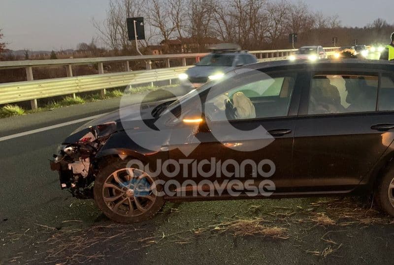 IVREA-SANTHIA' - Paura sull'autostrada, auto impazzita invade la corsia di marcia opposta e si schianta contro le barriere - FOTO