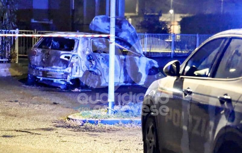 IVREA - Auto divorata dalle fiamme a Bellavista: indagini della Polizia sul rogo
