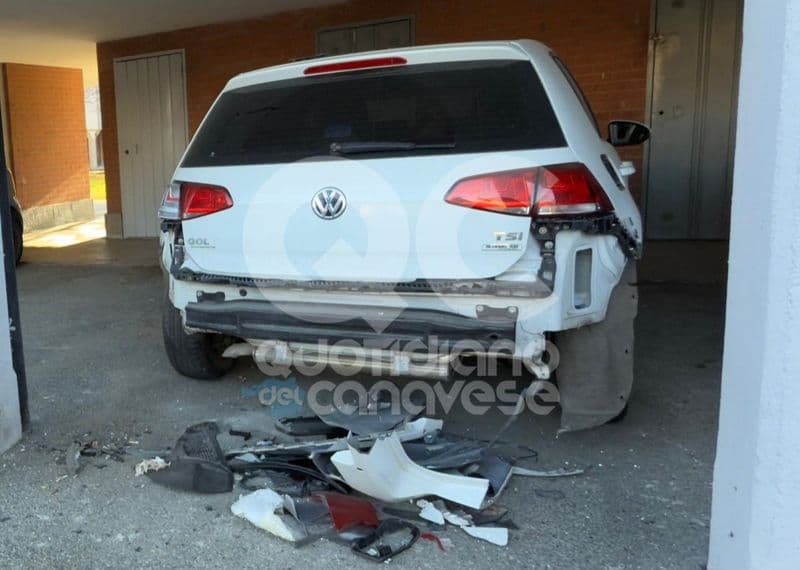 IVREA - Esplode una bomba artigianale vicino ad un condominio: tre auto danneggiate dalla deflagrazione e tanta paura - FOTO