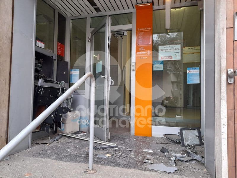 VALPERGA - Fanno esplodere il bancomat della Unicredit e scappano con il bottino - FOTO