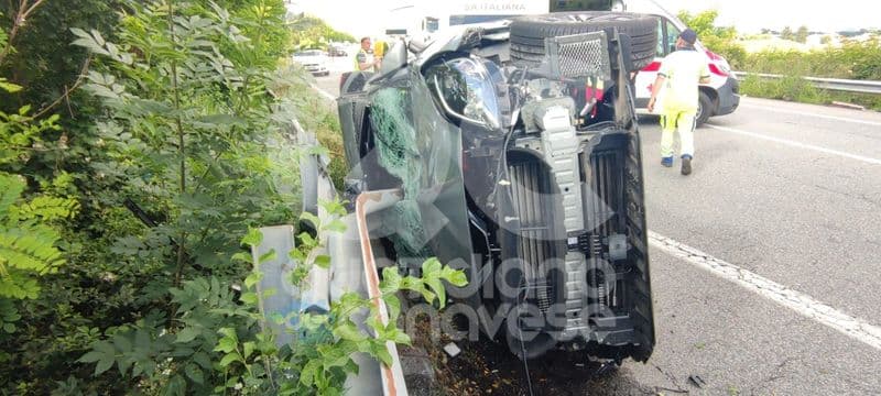 CASTELLAMONTE - Terribile schianto sulla pedemontana: auto si ribalta e si incastra contro il guardrail, ferita una donna - FOTO e VIDEO