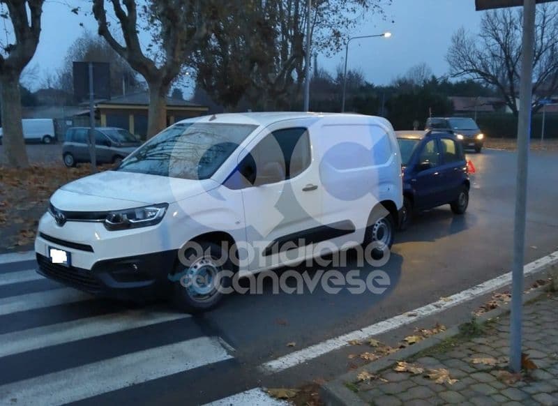 CASTELLAMONTE - Incidente alla rotonda della tofeja: due donne ferite trasportate in ospedale - FOTO