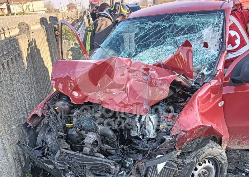 VEROLENGO - Spaventoso schianto in frazione Borgo Revel, auto contro trattore: due feriti gravi - FOTO