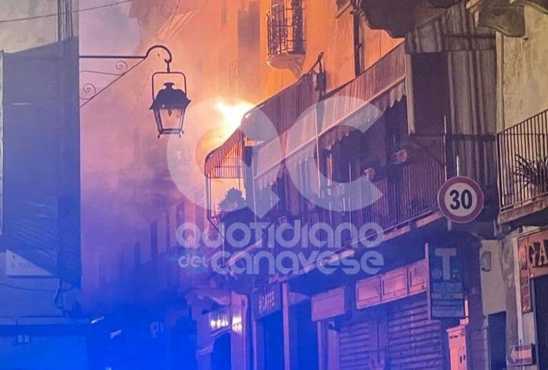 CUORGNE' - Cavo dell'energia elettrica sfiamma tra le case, attimi di apprensione di fronte al municipio - FOTO e VIDEO