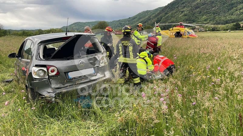 SCHIANTO SULL'AUTOSTRADA - Due auto finiscono nei campi alle porte di Ivrea: tre feriti, due in condizioni serie - FOTO