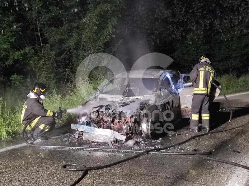 MONTANARO - Auto prende fuoco durante la marcia - FOTO