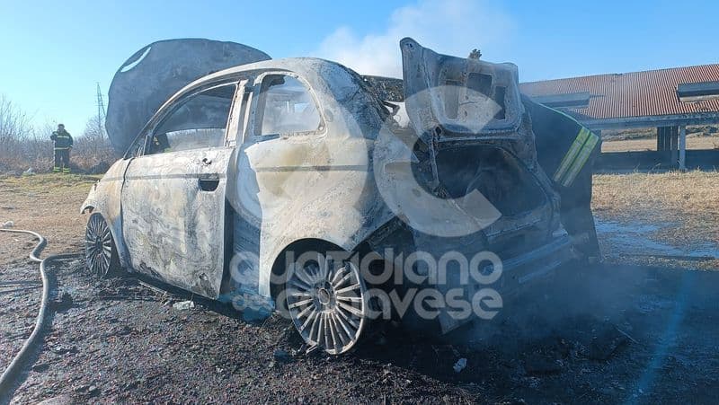 BORGARO - Auto elettrica prende fuoco durante la marcia: in salvo il conducente - FOTO