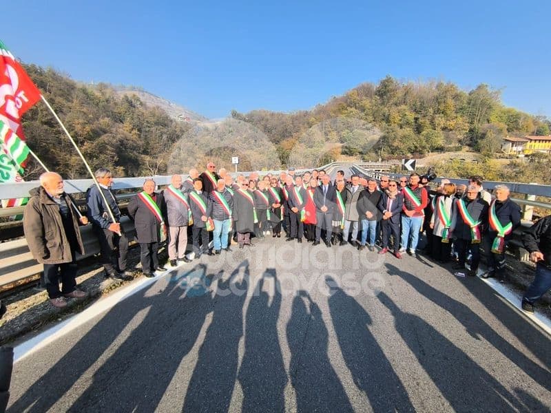PONTE PRETI - Lavori a rischio per il nuovo ponte, i sindaci protestano e bloccano il traffico: «Il Governo ci aiuti» - FOTO e VIDEO