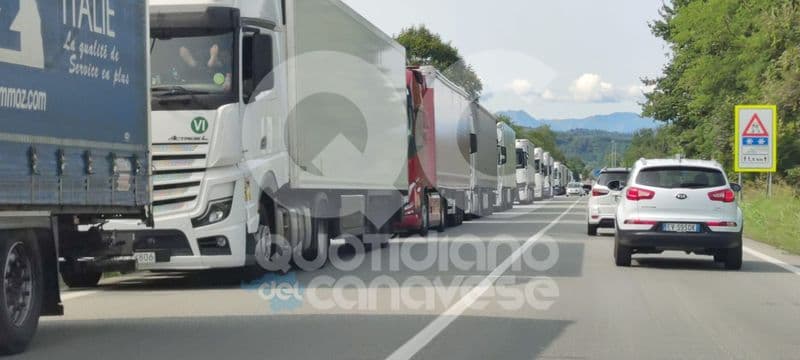 CAOS TOTALE A IVREA - Autostrada intasata, centinaia di camion parcheggiati lungo la pedemontana - FOTO e VIDEO