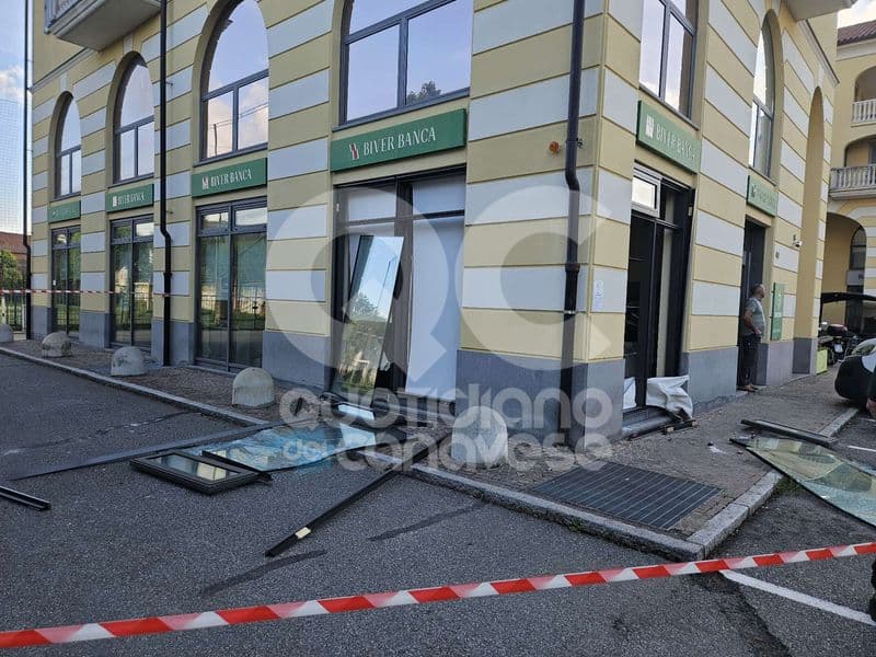 STRAMBINO - Esplode nella notte il bancomat della BiverBanca: ennesimo colpo della banda della marmotta - FOTO