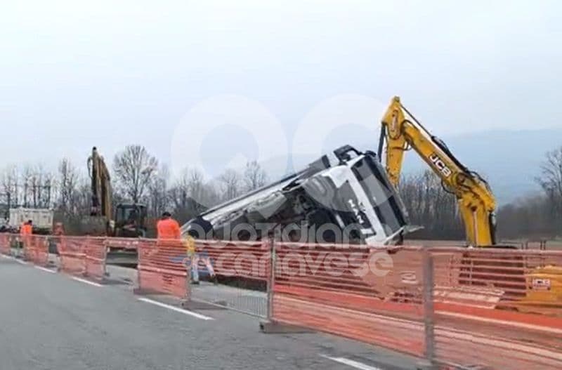 LAVORI SULLA PEDEMONTANA - Camion resta in bilico nel cantiere alle porte di Ivrea - FOTO