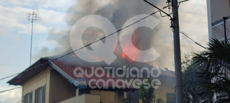 RIVAROLO CANAVESE - Furioso incendio devasta il tetto di una palazzina: paura in via IV Novembre - FOTO e VIDEO