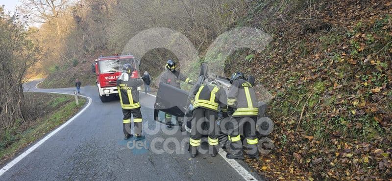 FRONT - Schianto sulla provinciale per Vauda Canavese: una donna ferita nell'auto finita ruote all'aria - FOTO