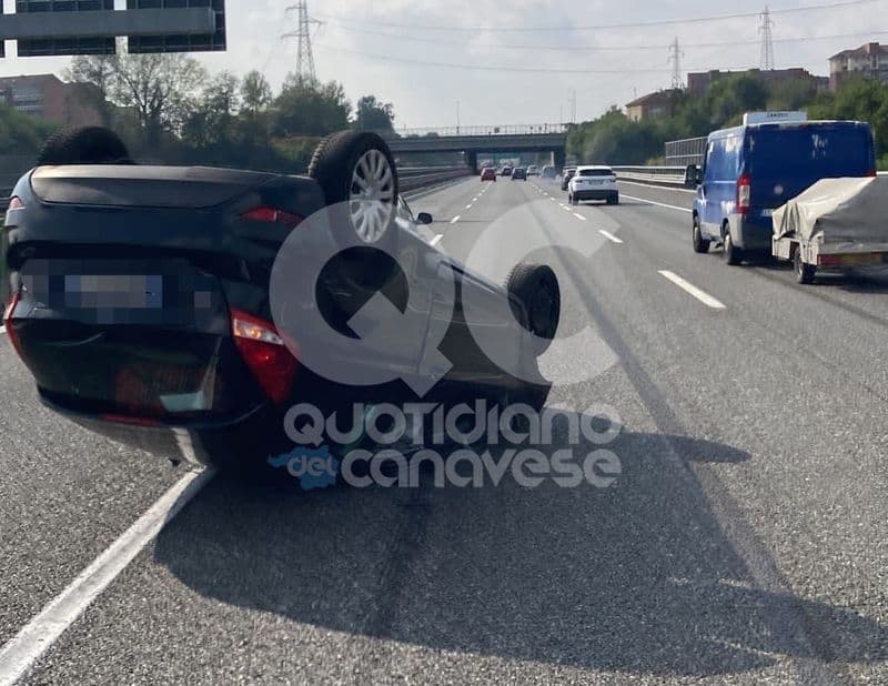 BORGARO - Auto ribaltata in tangenziale: due persone ferite portate in ospedale - FOTO