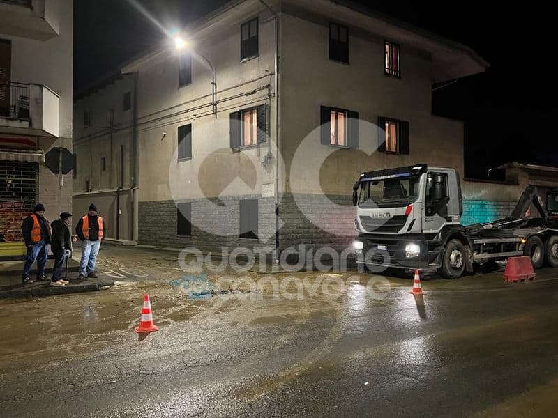 IVREA - Salta un tubo dell'acquedotto, si alza l'asfalto di via Torino