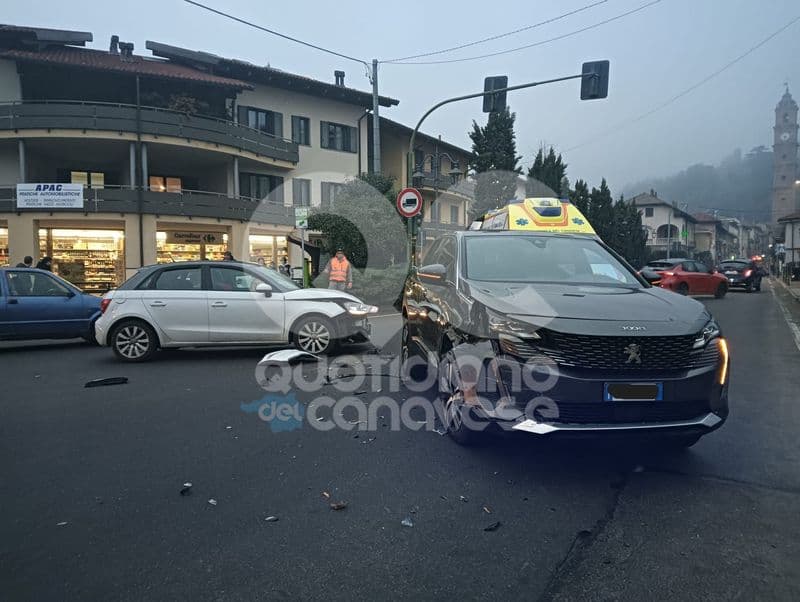 VALPERGA - Incidente al semaforo, nell'impatto feriti due bambini - FOTO