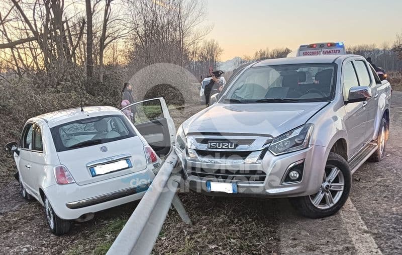 MONTANARO - Schianto sulla provinciale 82, auto contro pick-up: un ferito - FOTO