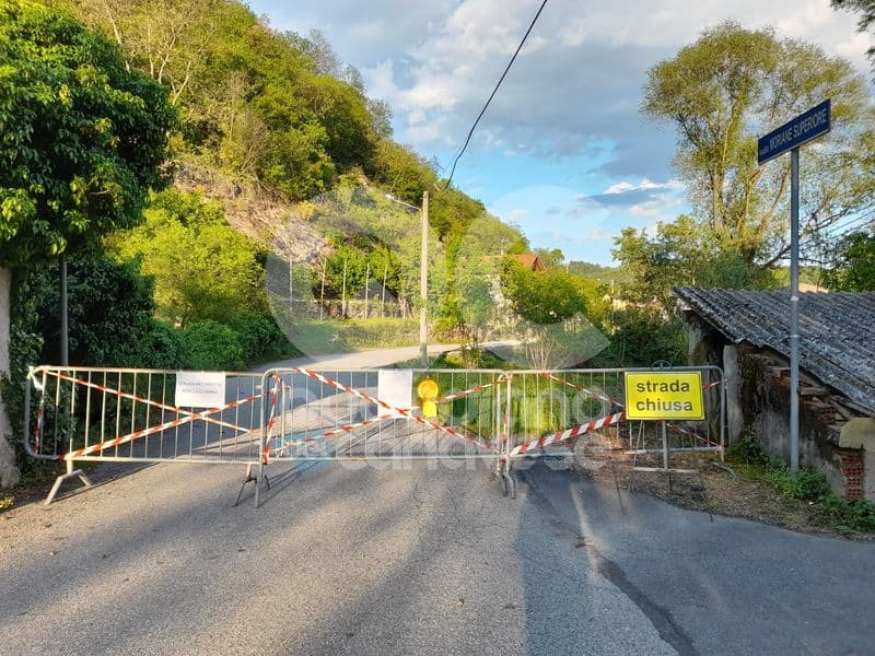 CUORGNE' - Frana in frazione Salto, i massi sfiorano una casa: evacuata una famiglia di tre persone - FOTO
