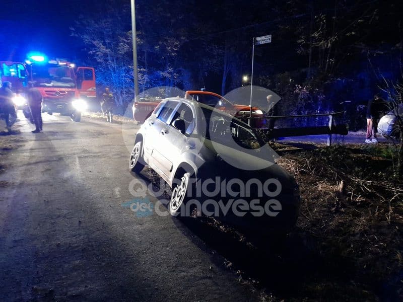 VALPERGA - Postina in bilico fuori strada, intervento dei vigili del fuoco - FOTO e VIDEO
