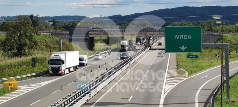 IVREA - Caos dentro e fuori l'autostrada per i camion bloccati in direzione Monte Bianco - FOTO