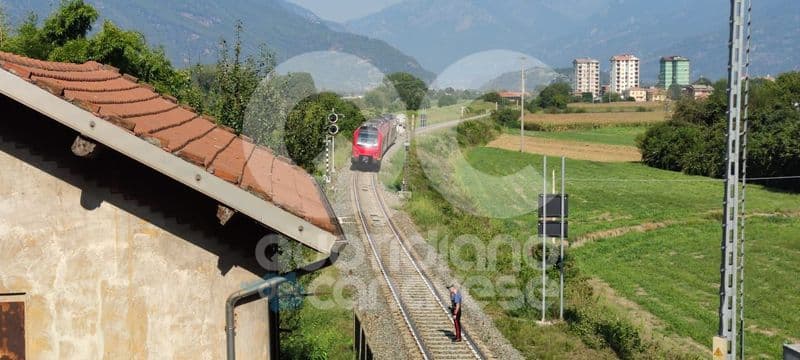 IVREA-MONTALTO DORA - Investito dal treno in transito, pedone salvo per miracolo - FOTO e VIDEO