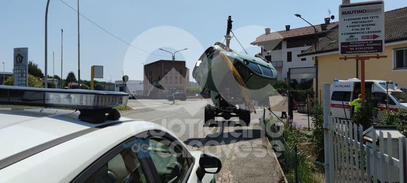 RIVAROLO CANAVESE - Incidente tra via Feletto e corso Re Arduino: auto ribaltata, un uomo ferito - FOTO