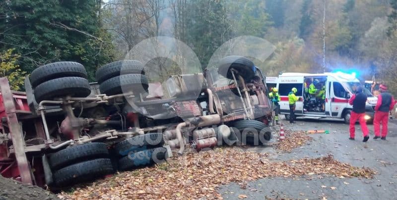 RONCO CANAVESE - Camion si ribalta sulla provinciale: autotrasportatore ferito nella cabina - FOTO