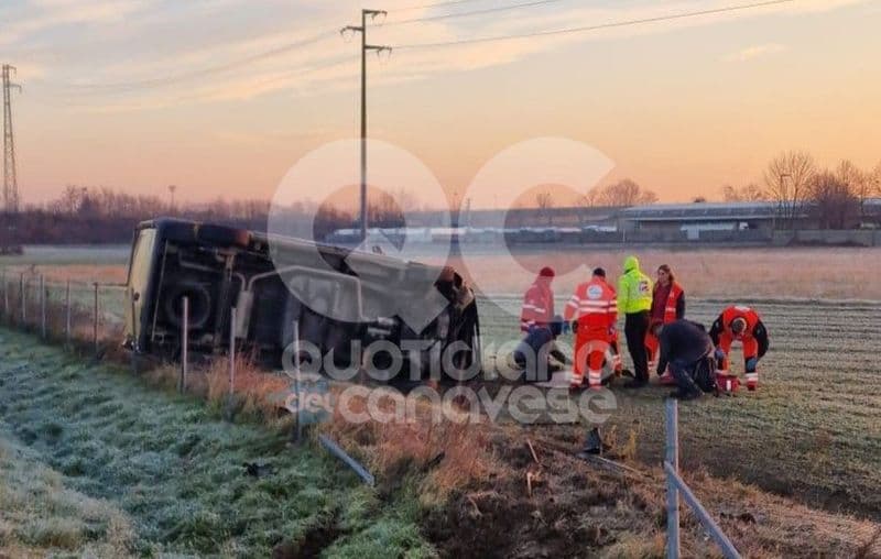 VOLPIANO - Incidente sull'autostrada, due feriti nel furgone ribaltato - FOTO