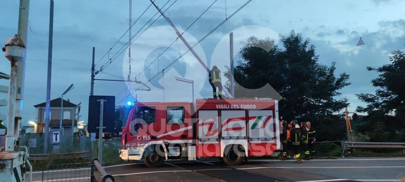 SAN BENIGNO CANAVESE - Incidente al passaggio a livello di via Lombardore: sbarra incastrata tra i cavi elettrici - FOTO e VIDEO