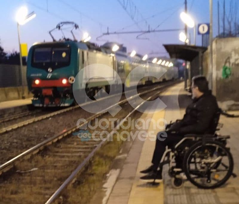 VOLPIANO - Il treno arriva al binario sbagliato: 57enne in carrozzina non può salire sul convoglio
