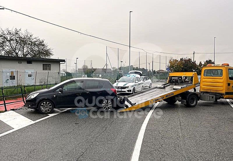 BORGARO - Si schianta contro la pista ciclabile, abbandona l'auto e se ne va in taxi: indaga la polizia locale