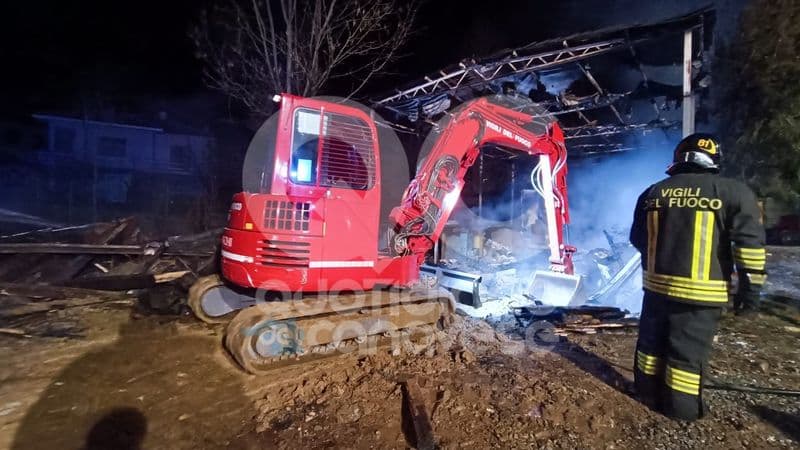 CUORGNE' - Casa distrutta dall'incendio: era stata messa in vendita dal proprietario - FOTO e VIDEO