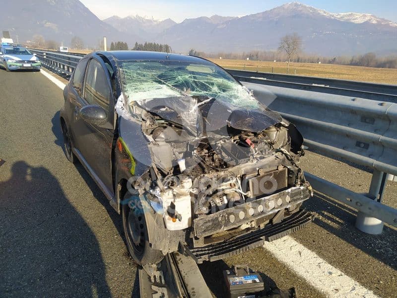 SCHIANTO IN AUTOSTRADA - Auto contro camion tra Ivrea e Quincinetto: due feriti in ospedale - FOTO