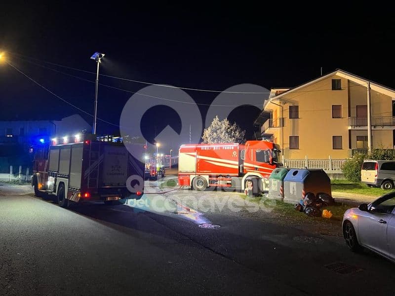 MONTALTO DORA - Auto e garage distrutti da un incendio nel cuore della notte