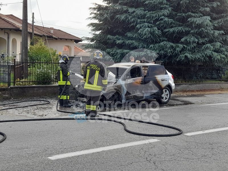 CASTELLAMONTE - Auto prende fuoco durante la marcia, paura in via Piccoli - FOTO e VIDEO