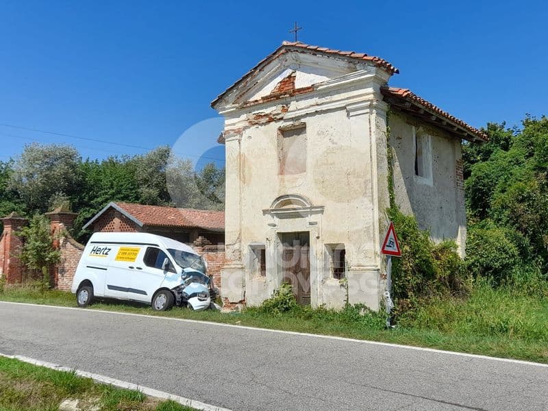 SAN GIORGIO CANAVESE - Furgone contro la chiesa, possibili crolli: chiusa la strada per Ciconio - FOTO