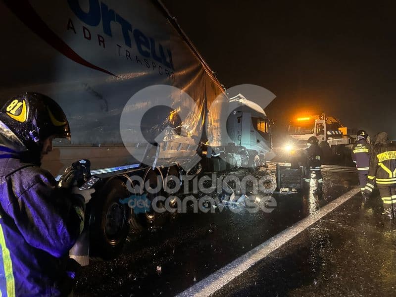 SAN GIORGIO CANAVESE-VOLPIANO - Si schianta con il camion in autostrada: tratta chiusa e disagi al traffico - FOTO
