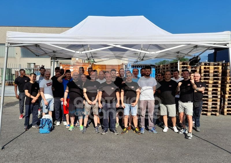 BUSANO - Niente accordo sul premio di risultato, lavoratori in protesta alla Hot Roll 2 - VIDEO