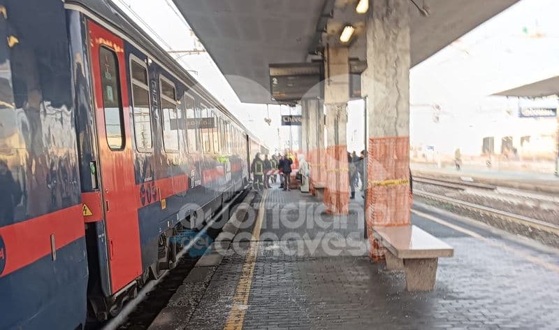 CHIVASSO - Treno in transito investe una donna al binario 2 della stazione: morta sul colpo