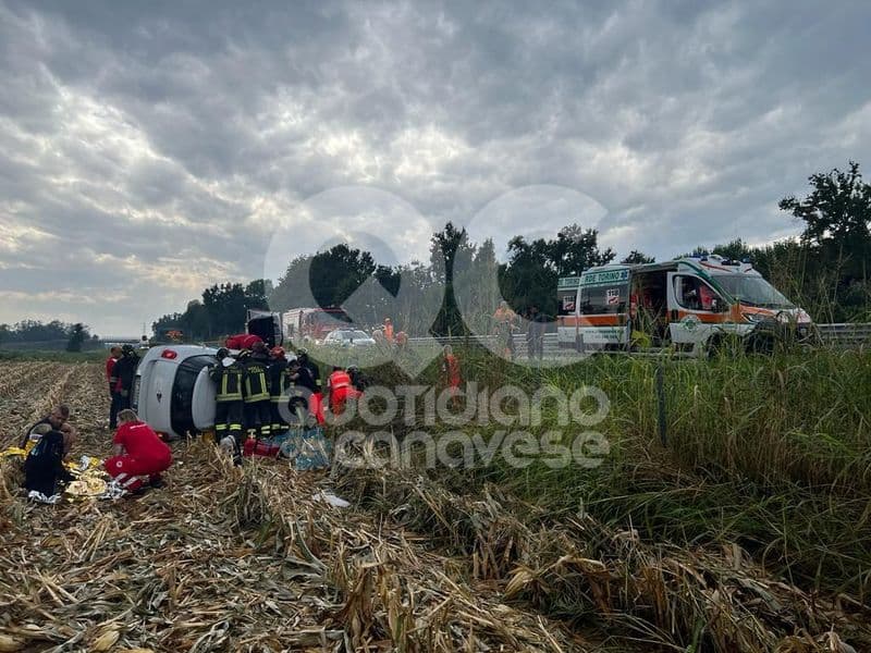 INCIDENTE IN AUTOSTRADA - Auto finisce fuori strada e si ribalta: 4 feriti portati in ospedale - FOTO