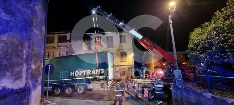 COSSANO CANAVESE - Il navigatore tradisce ancora: un altro camion incastrato - FOTO