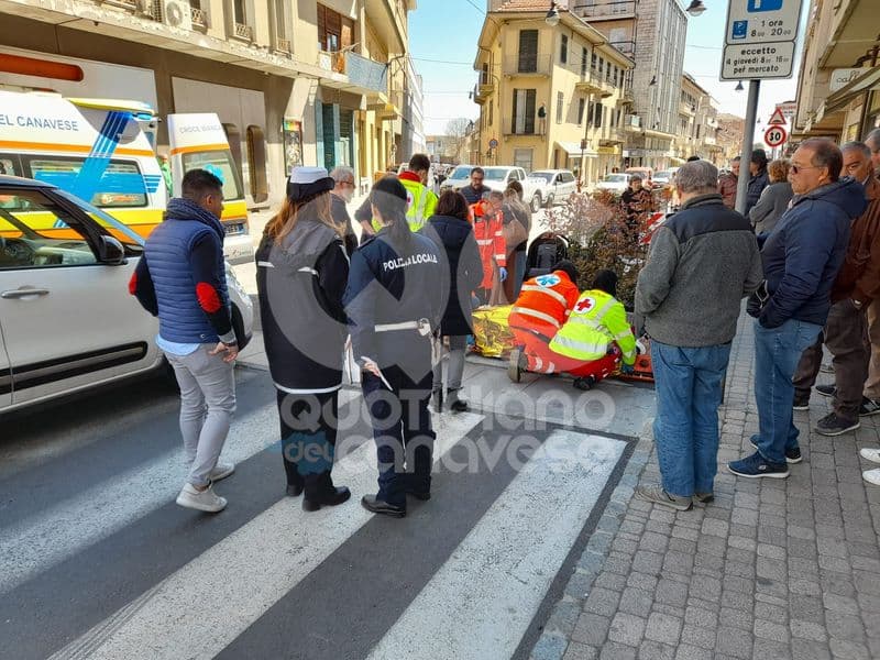 CUORGNE' - Auto investe due persone e un passeggino: paura in via Torino - FOTO