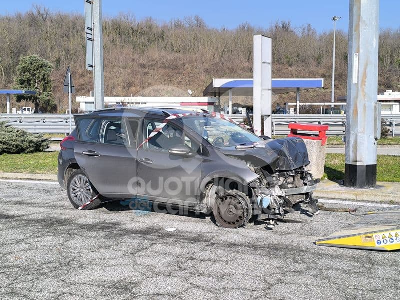 ALBIANO D'IVREA - Si schianta contro le barriere di cemento e abbandona l'auto: poco dopo ferirà a martellate due poliziotti - FOTO