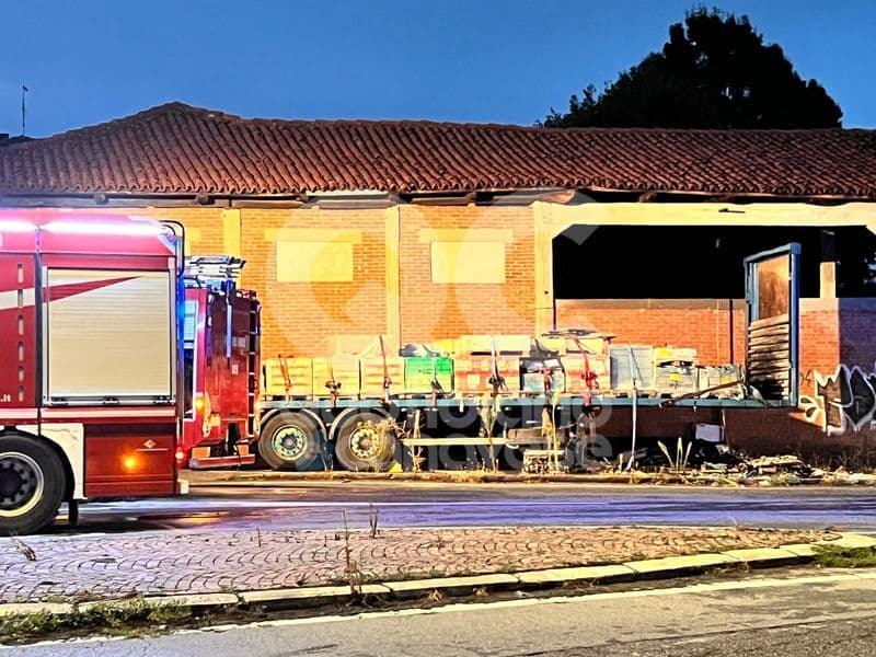 IVREA - A fuoco il rimorchio di un camion carico di piastrelle parcheggiato vicino alla Dayco: forse un atto doloso - FOTO