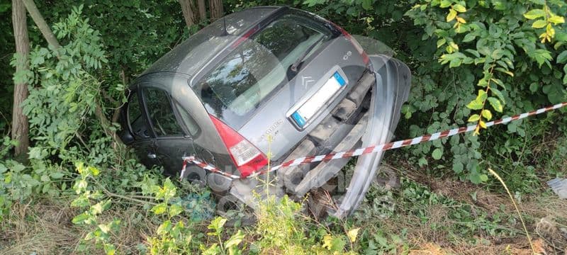 RIVAROSSA-LOMBARDORE - Incidente in via Neuscheller: esce di strada con l'auto e si schianta contro gli alberi - FOTO