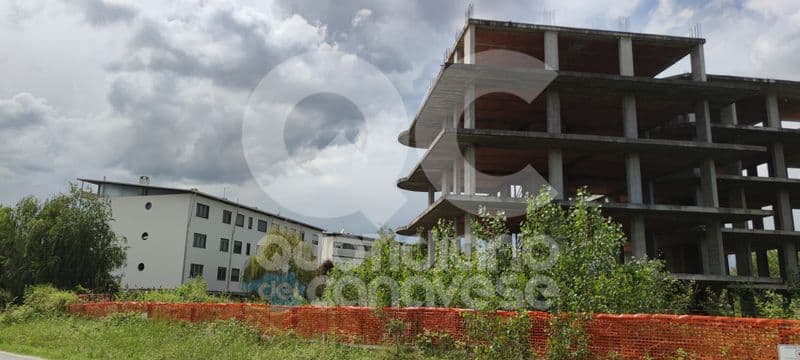 RIVAROLO CANAVESE - «Invasi dai topi alle spalle del mostro di cemento abbandonato: siamo cittadini di serie B?»