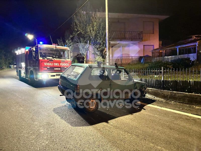 LOCANA - Perde il controllo della Panda e si schianta contro la cancellata di una casa - FOTO