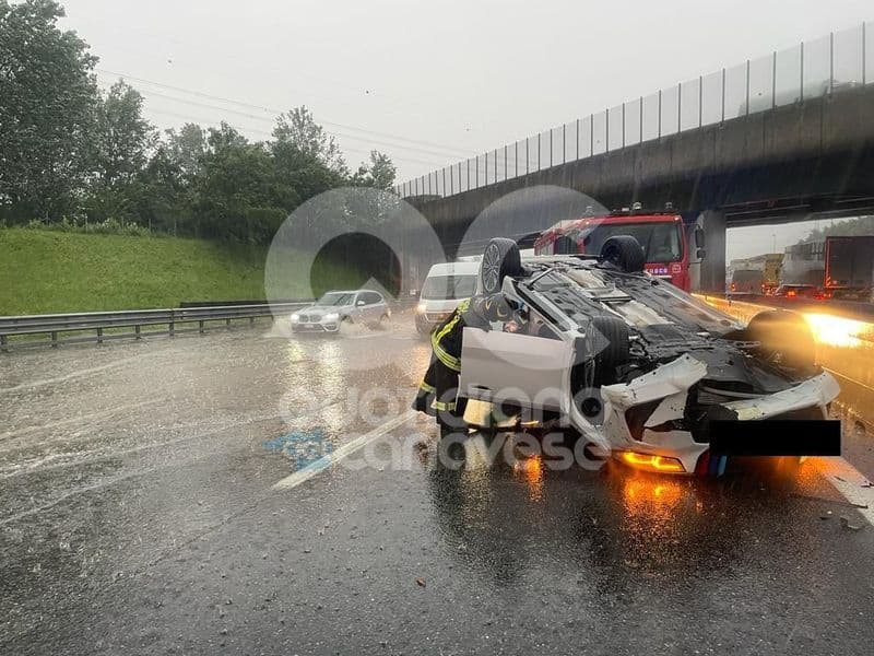 AUTOSTRADA TORINO-MILANO - Ennesimo incidente, auto finisce ruote all'aria: due feriti