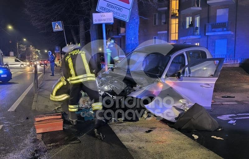 RIVAROLO CANAVESE - Spaventoso incidente in via Favria: si schianta con l'auto contro la vetrina del tabaccaio - FOTO e VIDEO